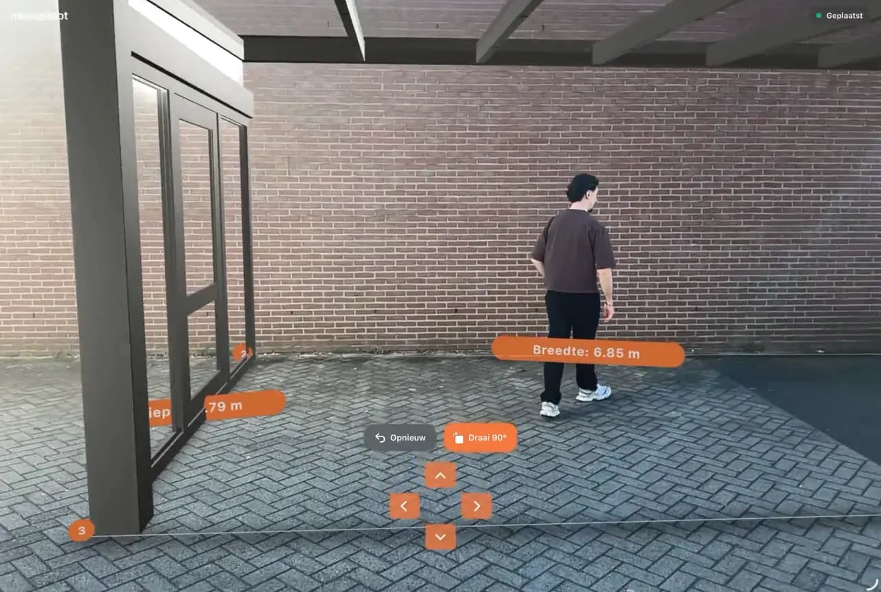 Eine Überdachung in Originalgröße in AR auf einem iPad, eine Person läuft darunter