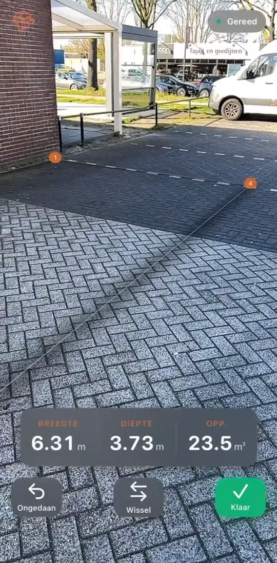 De AR-inmeting op een iPhone: de klant meet het terras in met de camera, met de breedte, de diepte en de oppervlakte